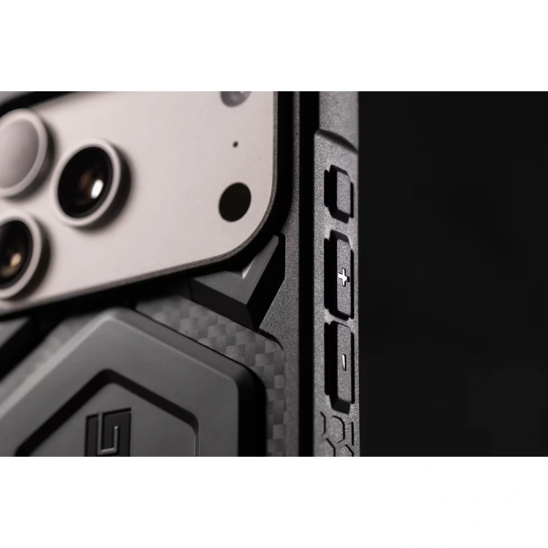 Чехол UAG Monarch Pro с поддержкой MagSafe для iPhone 17 Pro цвет: черный карбон (Carbon Fiber)